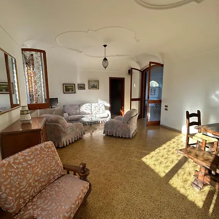 Con Giardino E Terrazza Villa