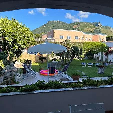 Villa Con Giardino E Terrazza *